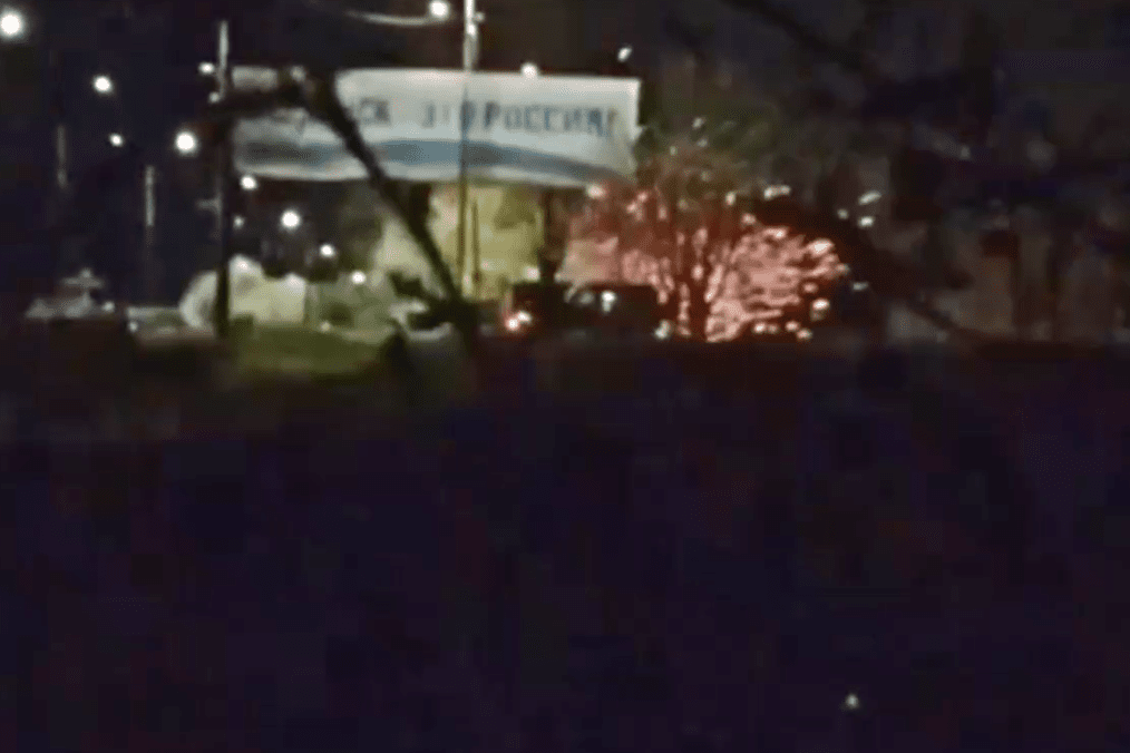 Explosión sacude la temporalmente ocupada ciudad de Berdyansk, matando a tropas rusas y destruyendo vehículos Una explosión en la ciudad temporalmente ocupada de Berdiansk causó pérdidas considerables a las fuerzas rusas, dañando tanto al personal como a los vehículos militares. (Fuente: HUR)