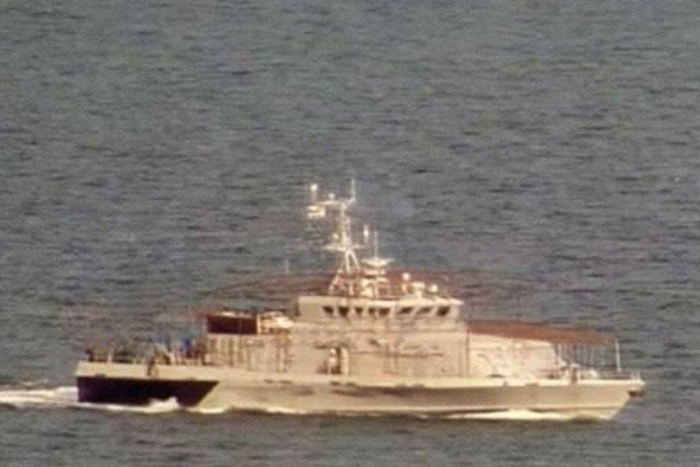 Lancha patrullera rusa clase Grachonok con redes metálicas instaladas sobre su estructura para defenderse de drones navales cerca del Puente de Kerch.
