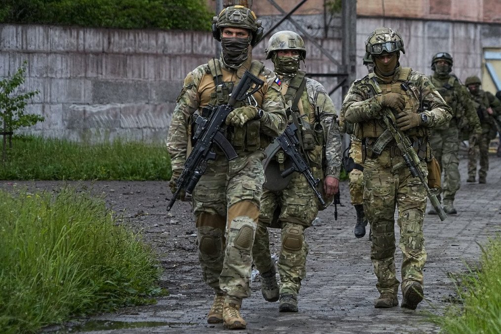 Russian soldiers patrol a street in occupied Ukrainian territory, wearing full combat gear and carrying assault rifles. Illustrative photo. (Photo: Open source)