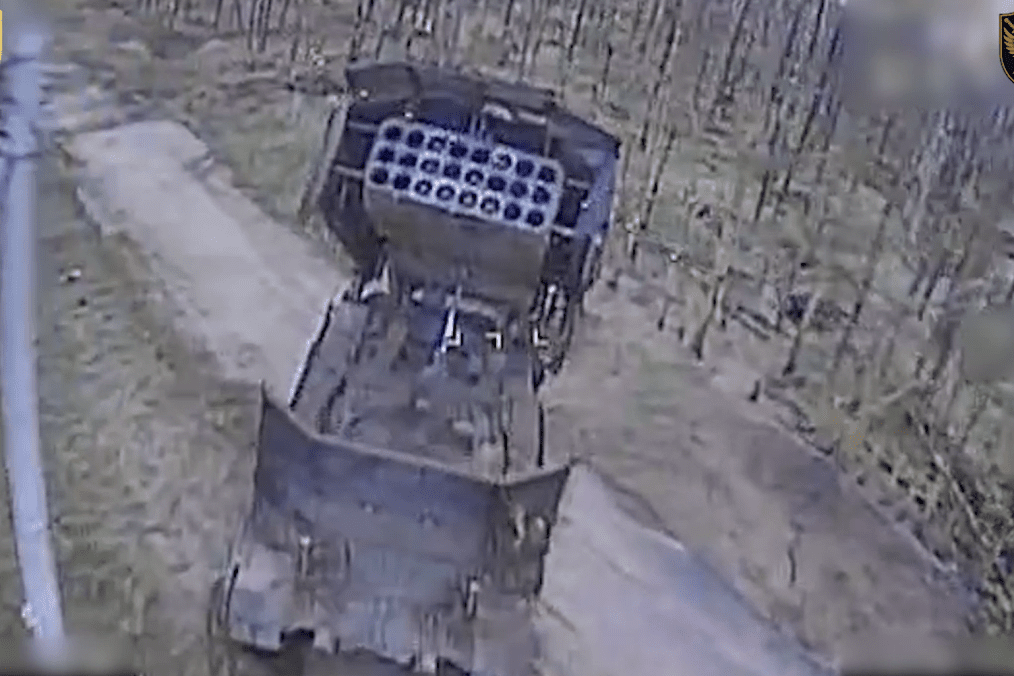 Russian TOS-1A Solntsepyok heavy flamethrower system moments before a Ukrainian drone strike, June 2026.