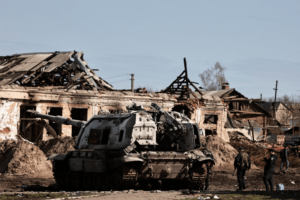 19 de marzo de 2026 — policía ucraniana documenta un tanque de artillería ruso destruido en Trostianets, región de Sumy