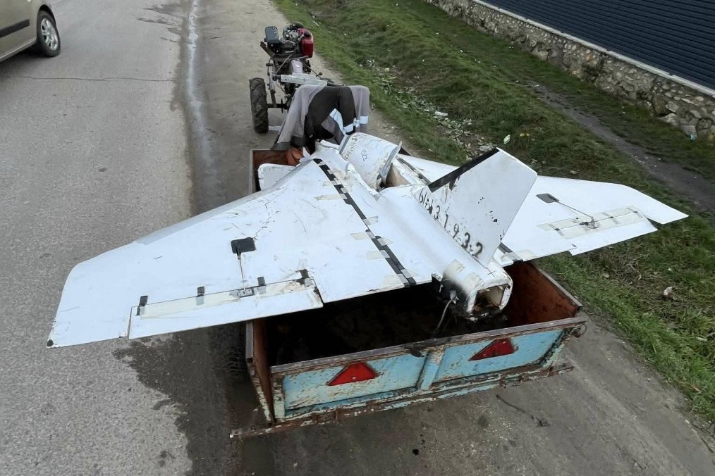 Moldovan Farmer Finds Russian Drone, Removes Engine, Delivers It to Mayor Moldovan Farmer Finds Russian Drone, Removes Engine, Delivers It to Mayor