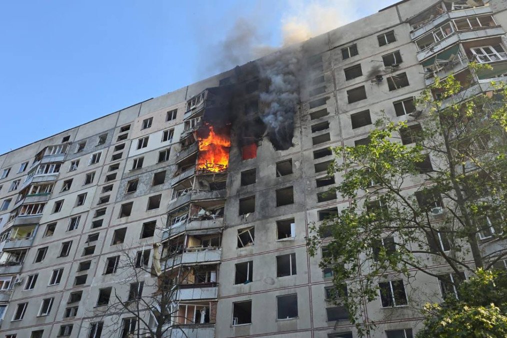 Russian Strikes Hit Residential Building in Kharkiv, Injuring Civilians