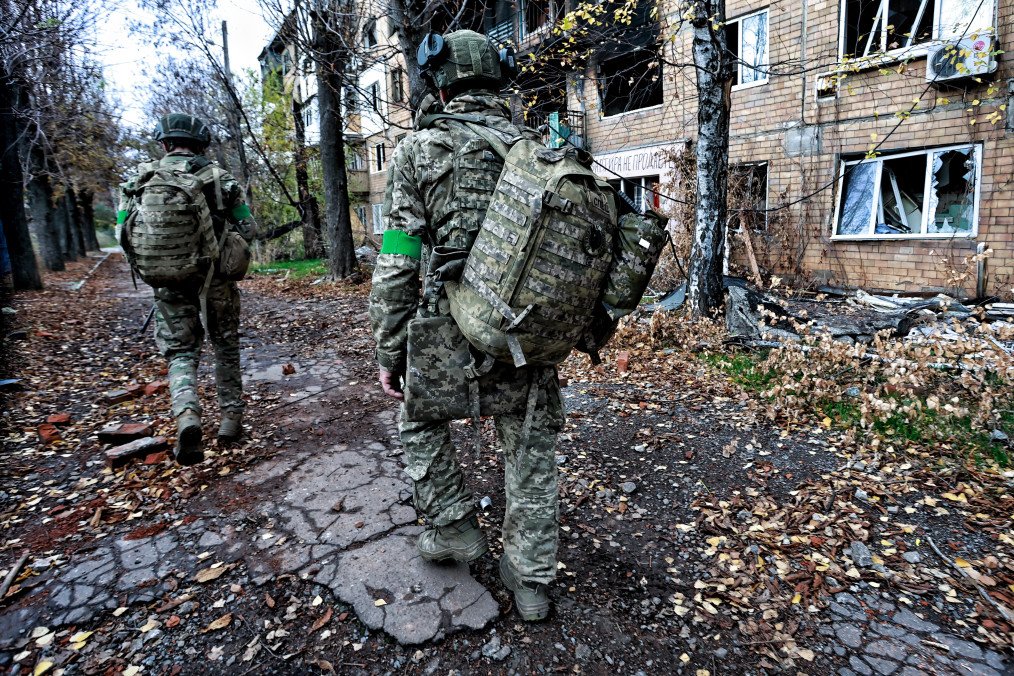 Illustrative image. Ukrainian servicemen walk along the street on November 1, 2025, in Kostiantynivka, Donetsk region, Ukraine. (Source: Getty Images)