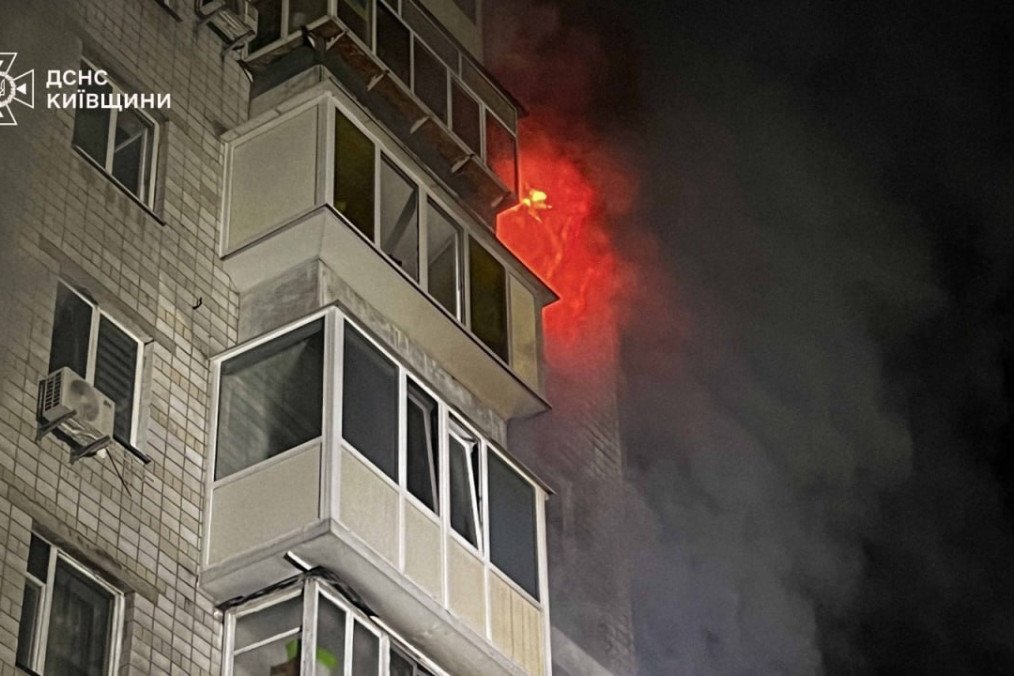 Las llamas estallaron a través de la ventana de un apartamento de gran altura en Vyshhorod después de un ataque con un dron ruso, mientras el humo envolvía la estructura. (Fuente: DSNS Región de Kyiv)
