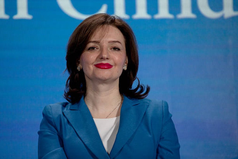 Fotografía de plano medio de la viceministra ucraniana Mariana Betsa interviniendo en una jornada de la sociedad civil en Kyiv.