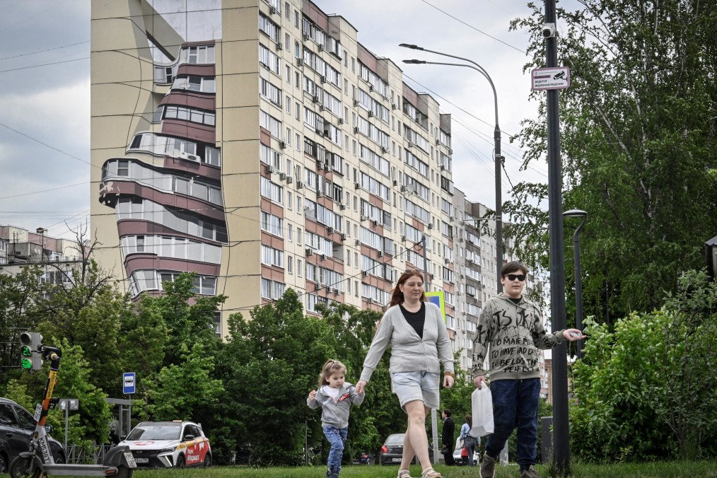 People walk past an apartment building with a deceptive facade painted on the wall in the town of Zheleznodorozhny, some 50 kilometers east from Moscow on June 3, 2026. Illustrative photo. (Source: Getty Images)