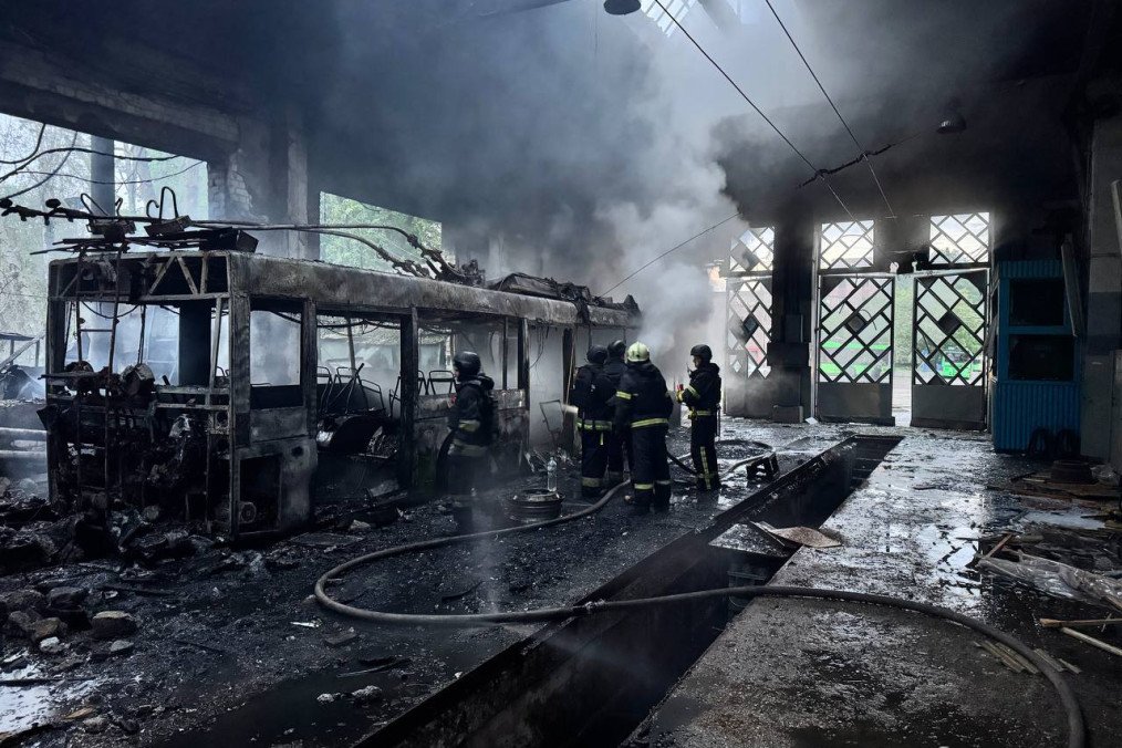 Ataques nocturnos rusos en Járkov incendian depósito de trolebuses y hieren a 11 civiles Ataques nocturnos rusos en Járkov incendian depósito de trolebuses y hieren a 11 civiles