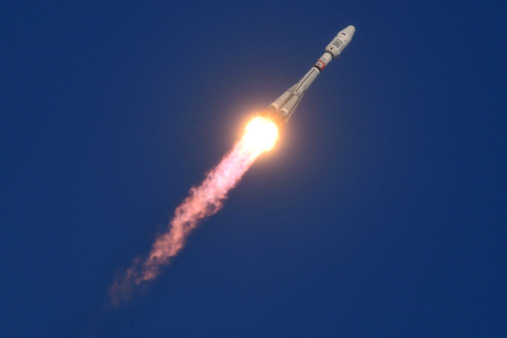 A Russian Soyuz-2.1b rocket carrying the Meteor-M 2-1 weather satellite launches from the Vostochny Cosmodrome in Russia’s Amur region on November 28, 2017. (Source: Getty Images)