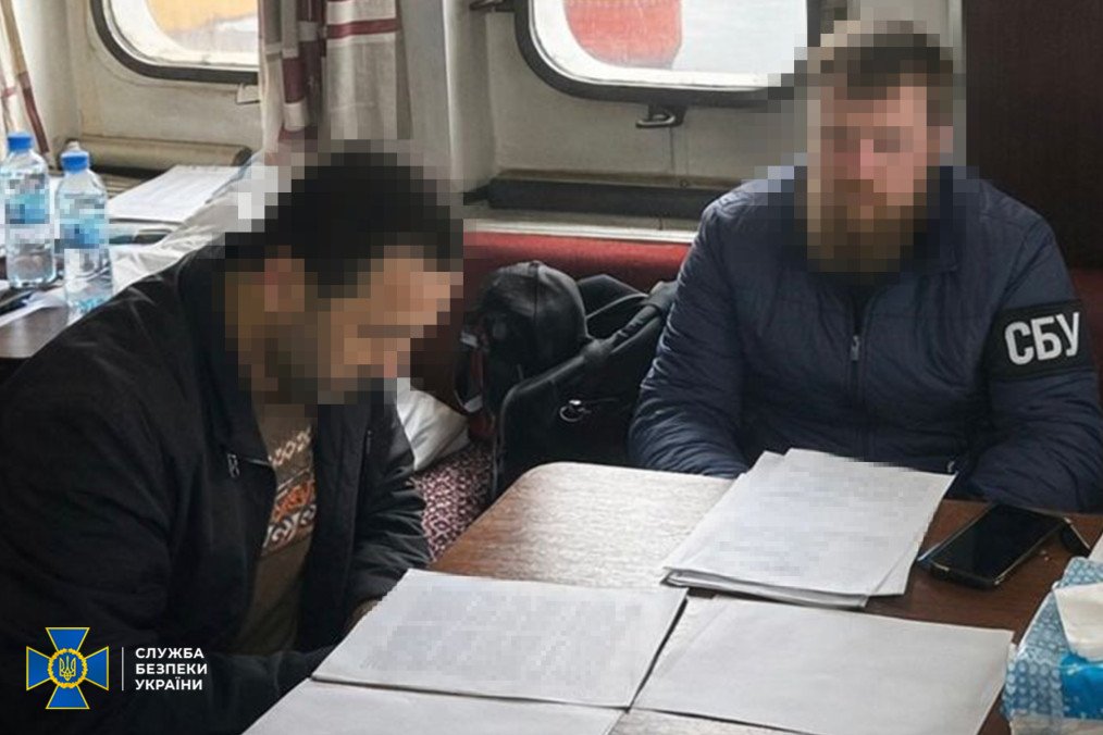 A Security Service of Ukraine (SBU) officer questions the detained foreign captain of a Russian shadow fleet vessel inside a ship’s cabin. (Source: Getty Images) A Security Service of Ukraine (SBU) officer questions the detained foreign captain of a Russian shadow fleet vessel inside a ship’s cabin. (Source: Getty Images)