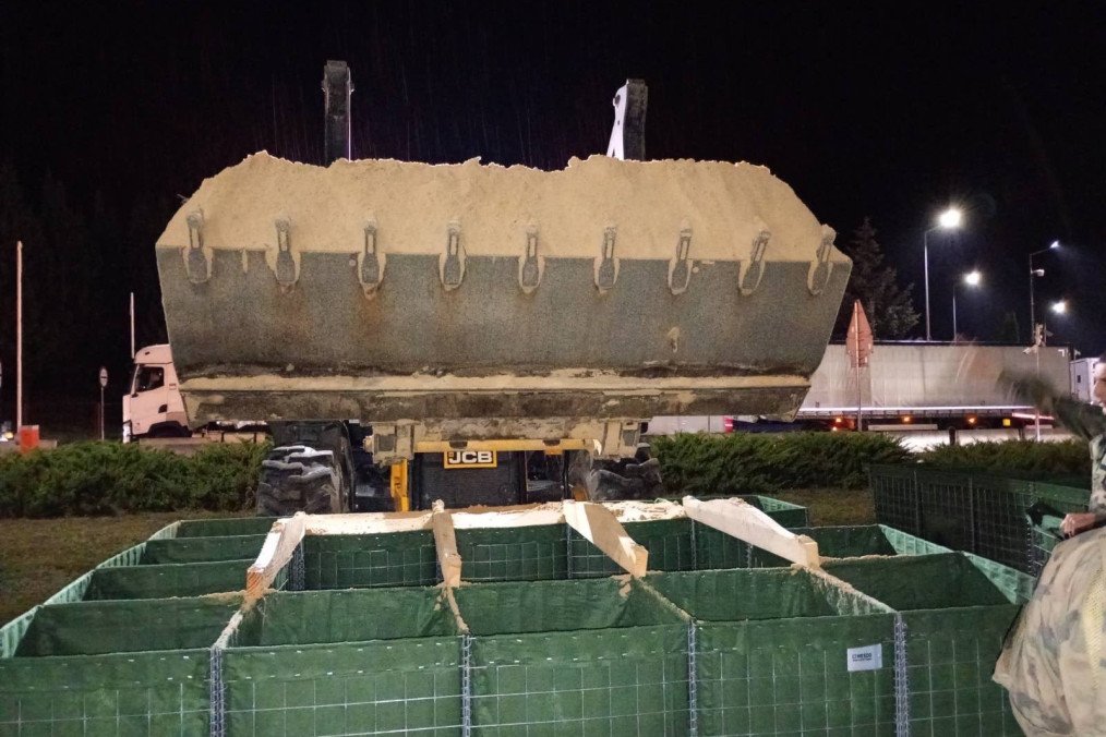 Polish military engineers transport HESCO barriers as part of efforts to construct fortified security posts near border crossings with Ukraine. (Source: General Command of the Polish Armed Forces)