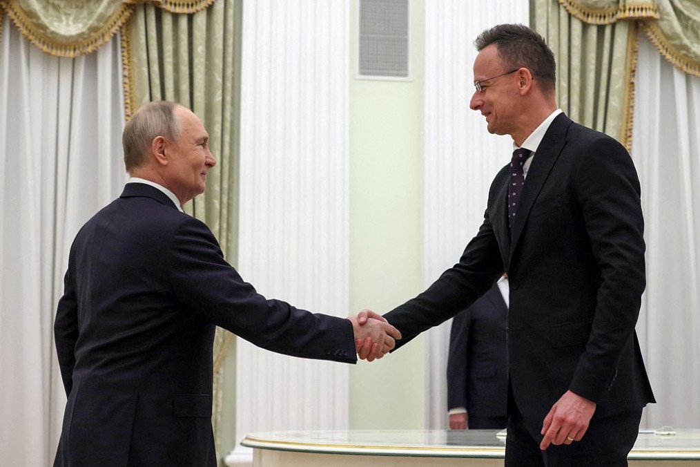 Russia’s leader Vladimir Putin shakes hands with Hungarian Foreign Minister Péter Szijjártó in Moscow on March 4, 2026. (Source: Getty Images)