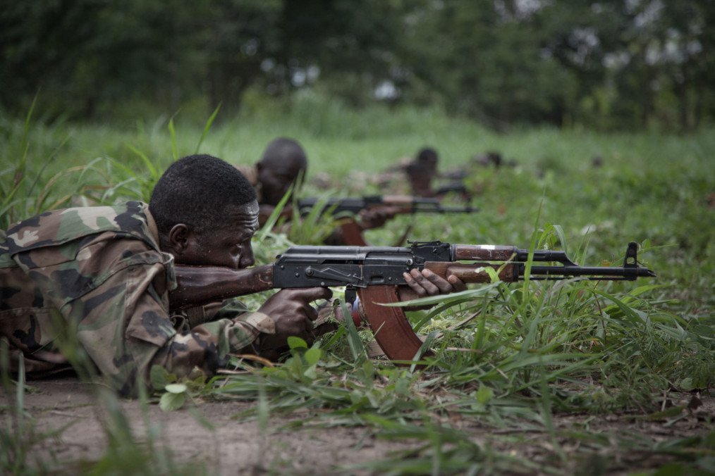 Recruits for the Central African Armed Forces  perform a drill during a medal presentation demonstration in Berengo on August 4, 2018. Illustrative photo. (Source: Getty Images)