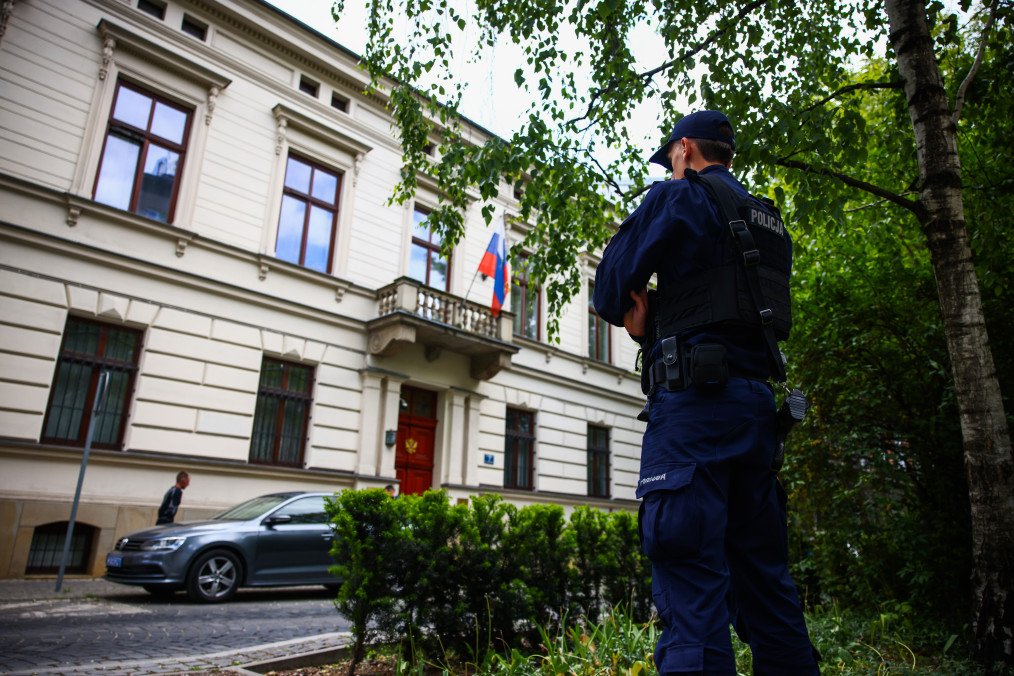 Poland Expels Russian Diplomats Accused of Sabotaging Warsaw Shopping Center Poland Expels Russian Diplomats Accused of Sabotaging Warsaw Shopping Center