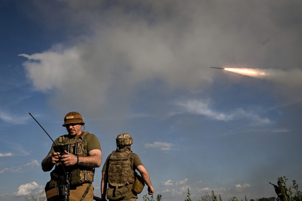 Soldiers from the 148th Separate Artillery Zhytomyr Brigade of the Ukrainian Airborne Forces fire missiles from a BM-21 Grad MLR in the Dnipropetrovsk region, Ukraine, on June 22, 2026. Illustrative photo. (Source: Getty Images)