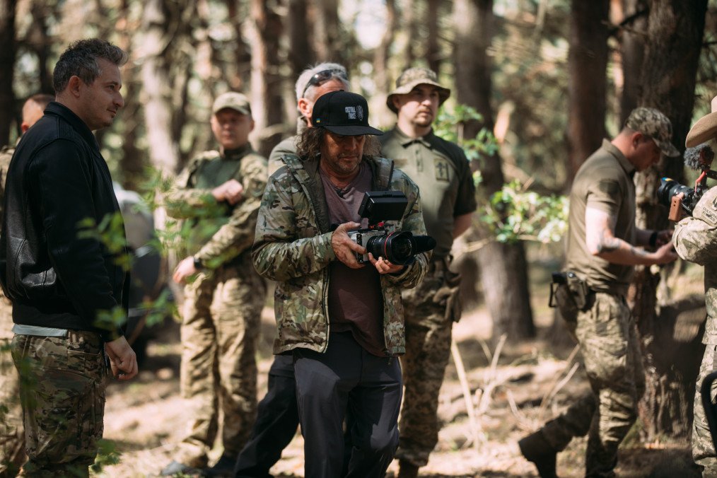 “I Have to Tell Your Story”: Legendary Director Samuel Bayer Visits Ukraine to Capture the Spirit of Resistance “I Have to Tell Your Story”: Legendary Director Samuel Bayer Visits Ukraine to Capture the Spirit of Resistance
