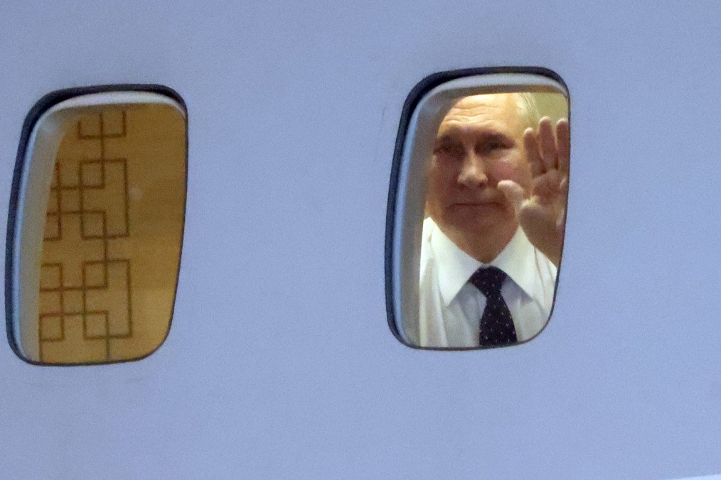 El líder ruso Vladimir Putin saluda desde el avión durante la ceremonia de despedida en el aeropuerto tras las conversaciones entre Rusia y Corea del Norte, el 19 de junio de 2024, en Pyongyang, Corea del Norte. (Fuente: Getty Images)