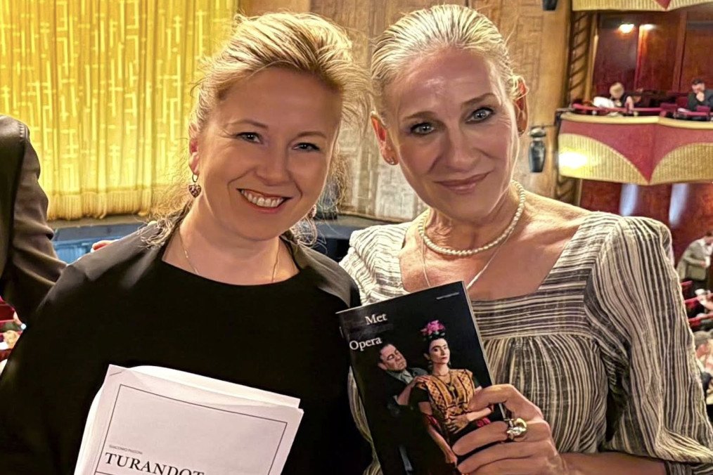 Svitlana Melnyk, wife of Ukraine's Permanent Representative to the United Nations, Andrii Melnyk, with American actress Sarah Jessica Parker during “Turandot” performance in New York on June 6, 2026. (Source: Svitlana Melnyk/Facebook)