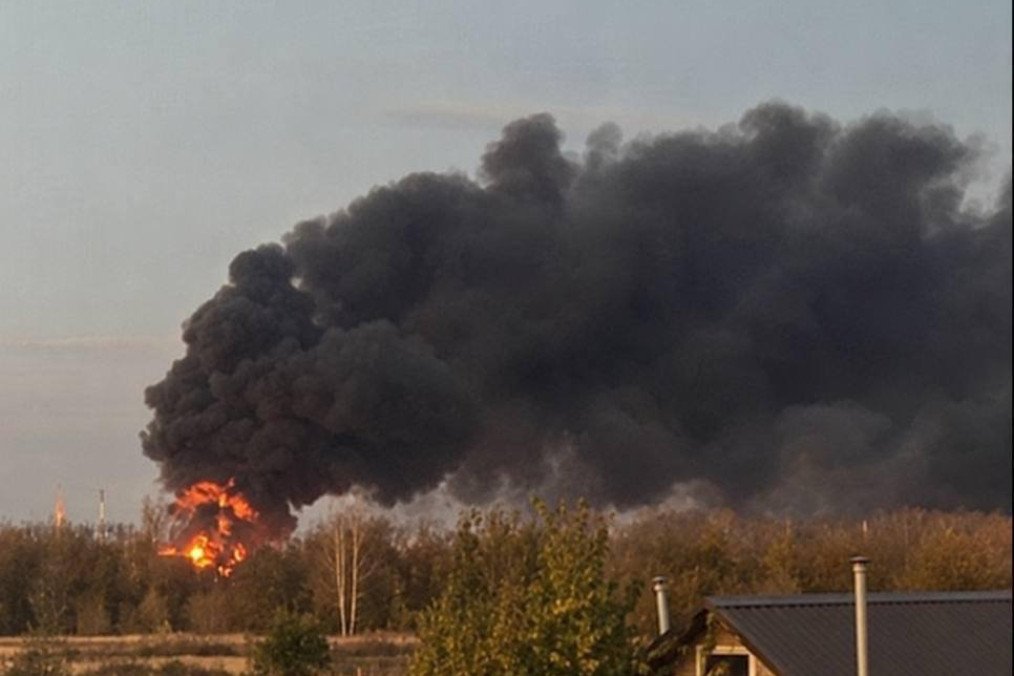 Fire at Russia’s Nikolskoye oil pumping station following a reported Ukrainian drone strike on October 20, 2026. (Source: Exilenova+)