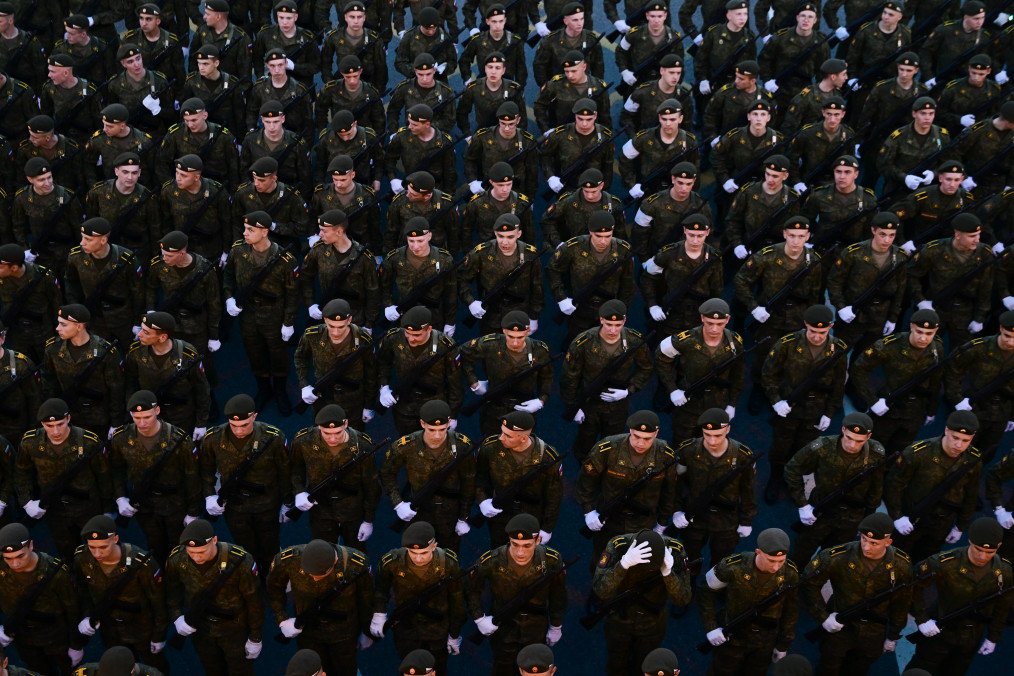 US Warns Warsaw of Potential Russian Armed Provocation on Polish Territory Military units march along the Moskva River embankment to reach the historic Red Square to participate in a night rehearsal for the military parade in Moscow, Russia on May 4, 2026. Illustrative photo. (Source: Getty Images)