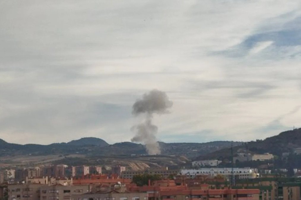 Columna de humo tras una explosión en las instalaciones de la Fábrica de Municiones de Granada en España.