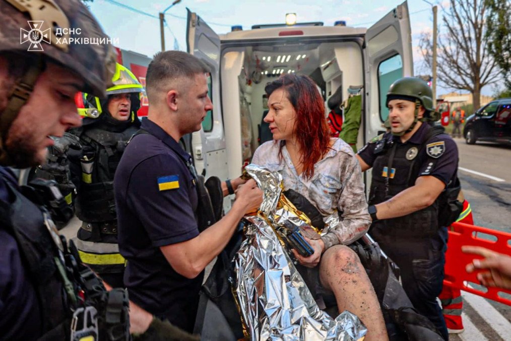 Ataques mortíferos rusos en Kharkiv matan a un niño y a otras seis personas, y dejan decenas de heridos. rusia guerra ucrania noticias con imágenes zona de guerra campo de batalla misiles rusos drones rusos