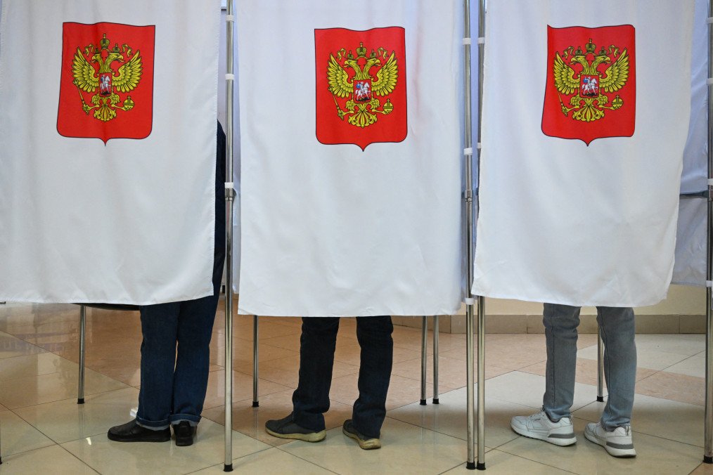 People vote in Russia's parliamentary election. (Source: Getty Images)