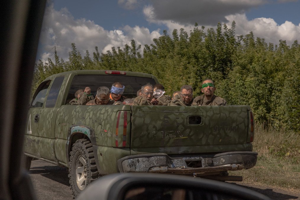 Blindfolded Russian prisoners of war are transported by Ukrainian forces in the Sumy region on August 13, 2024. Illustrative photo. (Source: Getty Images) Blindfolded Russian prisoners of war are transported by Ukrainian forces in the Sumy region on August 13, 2024. Illustrative photo. (Source: Getty Images)
