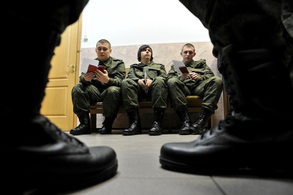 Russian army new conscripts wait in line at the military registration and enlistment office in St. Petersburg, Russia. (Source: Getty Images)