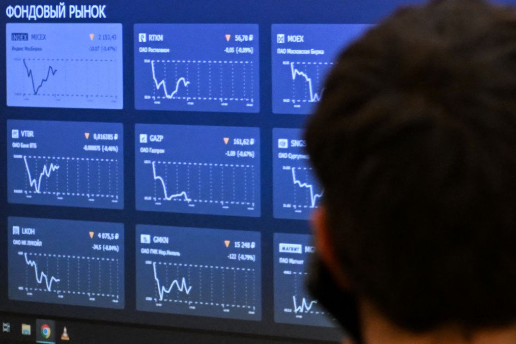 A man looks at a screen displaying stock price movements at the Moscow Exchange office in Moscow on January 10, 2023. Illustrative image. (Source: Getty Images) A man looks at a screen displaying stock price movements at the Moscow Exchange office in Moscow on January 10, 2023. Illustrative image. (Source: Getty Images)