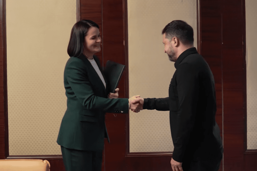 Ukrainian President Volodymyr Zelenskyy shakes hands with Belarusian democratic opposition leader Sviatlana Tsikhanouskaya during the Summit of Cities and Regions in Kyiv on May 26. (Source: Getty Images) Ukrainian President Volodymyr Zelenskyy shakes hands with Belarusian democratic opposition leader Sviatlana Tsikhanouskaya during the Summit of Cities and Regions in Kyiv on May 26. (Source: Getty Images)