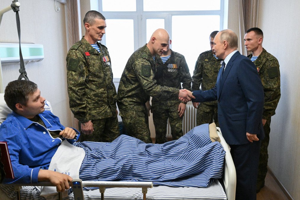 Kremlin Pressures Russian General Staff Over Failure to Capture Kupiansk and Pokrovsk Russian leader Vladimir Putin shakes hands as he visits servicemen who were wounded during the Russian military action in Ukraine, at a military hospital in Moscow on October 29, 2025. Illustrative photo. (Source: Getty Images)