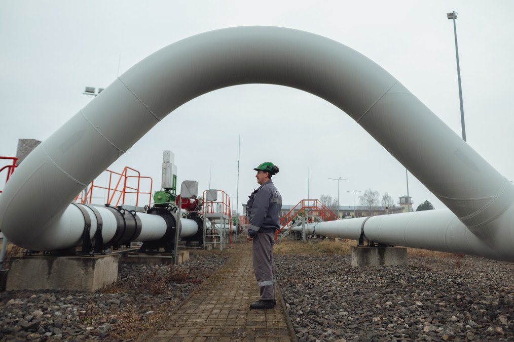 A worker carries out daily tasks at the Eustream gas facility on February 28, 2025 in Velke Kapusany, Slovakia. Illustrative image. (Photo: Getty Images)