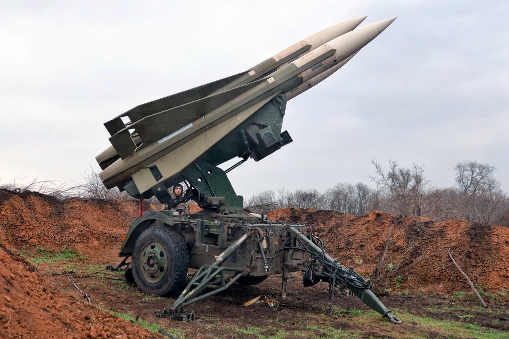 A serviceman of the 208th Kherson Anti-Aircraft Missile Brigade stands on combat duty near a launcher of the MIM-23 Hawk surface-to-air missile system in the Mykolaiv region, Ukraine, on March 30, 2026. Illustrative photo. (Source: Getty Images)