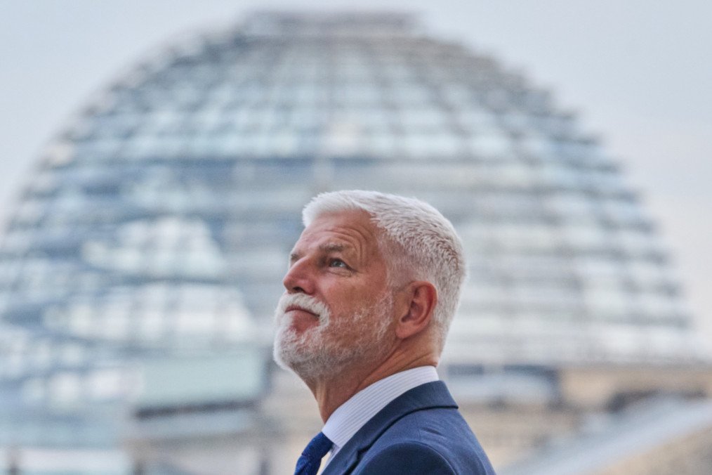 Petr Pavel, President of the Czech Republic, stands on the terrace of the Chancellery against the backdrop of the Reichstag dome during his visit with Chancellor Merz. (Source: Getty Images) Petr Pavel, President of the Czech Republic, stands on the terrace of the Chancellery against the backdrop of the Reichstag dome during his visit with Chancellor Merz. (Source: Getty Images)