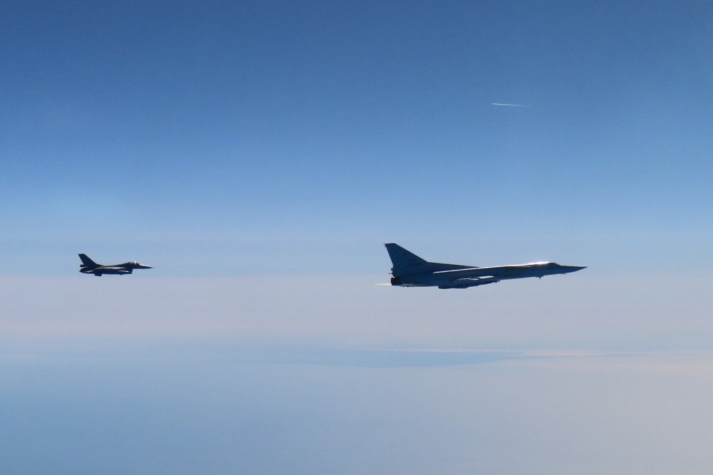 Romanian F-16 fighter jet shadowing a Russian Tu-22M3 long-range bomber over the Baltic, April 22, 2026. (Source: Romanian Defense Ministry)