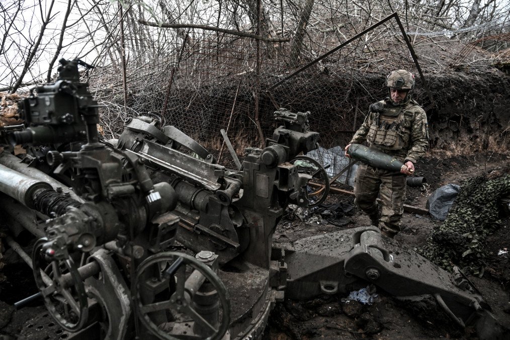 A soldier from the 44th Hetman Danylo Apostol Artillery Brigade of the Ukrainian Armed Forces holds a 155 mm shell by an M777 howitzer during a combat mission in the Dnipropetrovsk region, Ukraine. (Source: Getty Images)