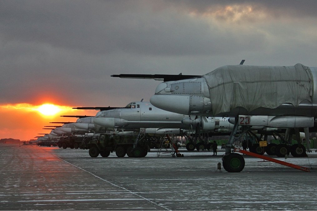 Imagen ilustrativa. Una formación de aviones Tupolev Tu-95MS al atardecer en la Base Aérea Engels, Rusia, en diciembre de 2005. (Fuente: Wikimedia)