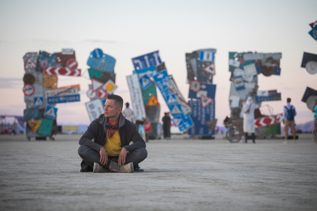 Burning Man Festival Features Ukrainian “I’m Fine” Sculpture Made from War-Damaged Materials