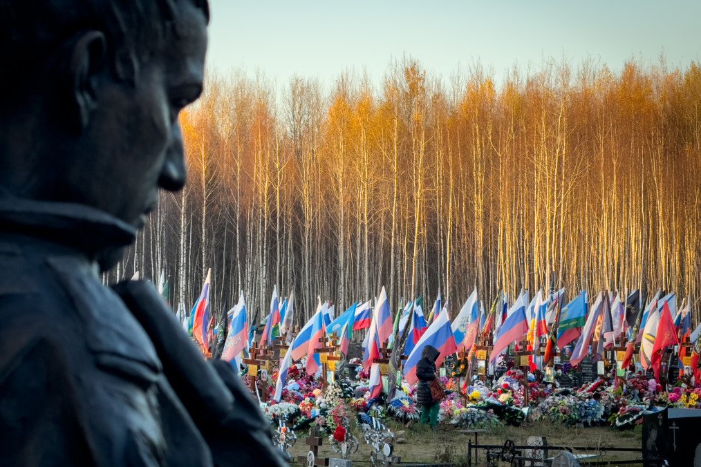 A monument a serviceman standing in front of the letters Z and V at a massive burial site of Russian soldiers in the rural Volga region of Kostroma October 20, 2025. (Photo: Getty Images)