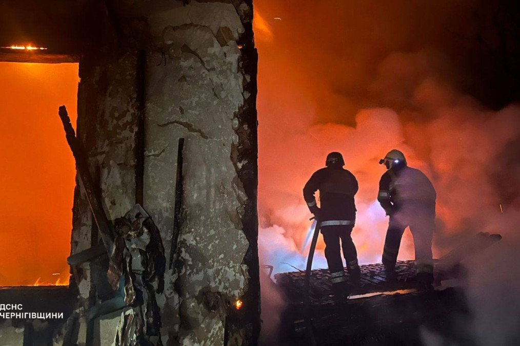 Un bombero ucraniano lanza agua sobre los restos en llamas de una vivienda destruida tras un ataque ruso con dron en la región de Cherníhiv.