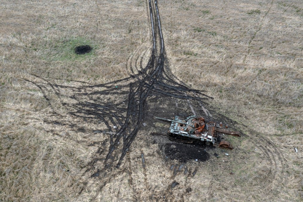 Artillery and mortar craters pierce the ground next to a destroyed Russian tank, on October 23, 2022, in Kam’yanka, Kharkiv region, Ukraine. (Source: Getty Images) Artillery and mortar craters pierce the ground next to a destroyed Russian tank, on October 23, 2022, in Kam’yanka, Kharkiv region, Ukraine. (Source: Getty Images)