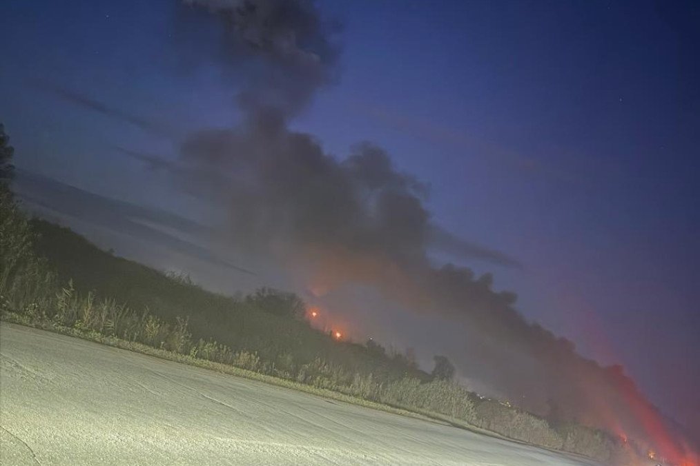 A large plume of smoke rises near the Gazprom Neftekhim Salavat oil refinery in Russia’s Bashkortostan following a reported attack on October 8, 2026. (Source: Exilenova+)