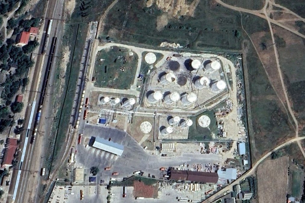 Una instalación de almacenamiento de petróleo rusa en Hvardiiske, Crimea. (Fuente: Tatarigami_UA/X)