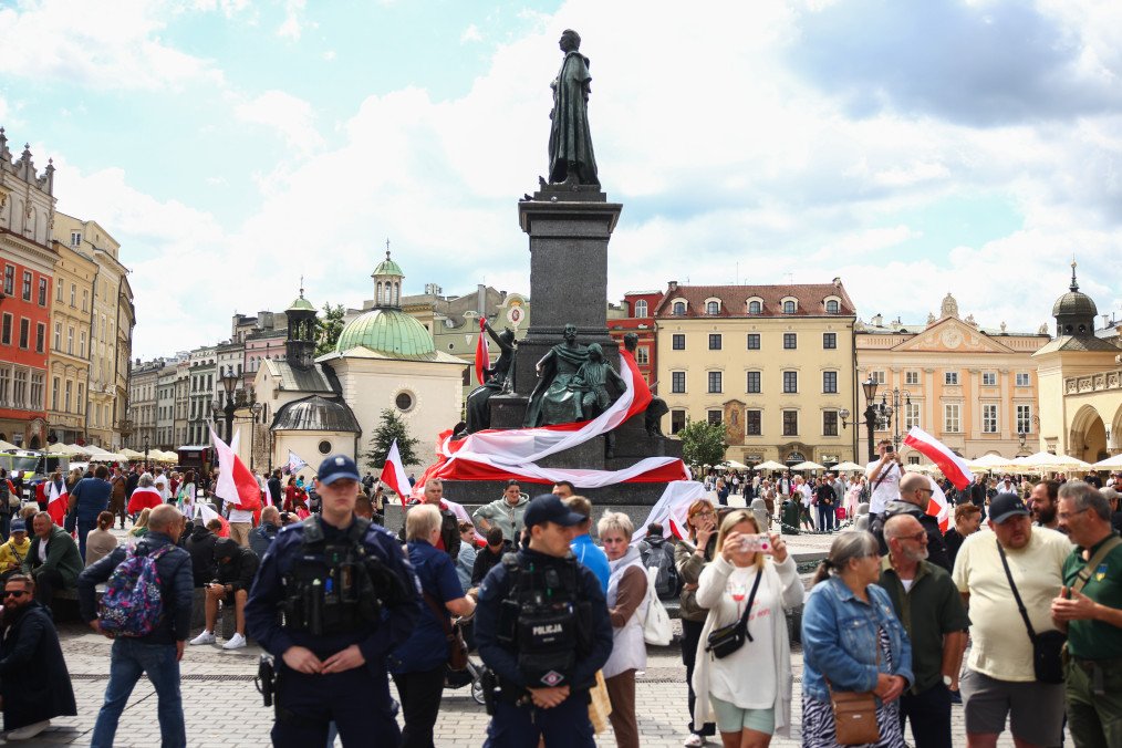 Anti-Ukrainian demonstration, while a few meters away, members of the Ukrainian diaspora celebrate the Independence Day of Ukraine in Krakow, Poland, on August 24, 2025. (Source: Getty Images) Anti-Ukrainian demonstration, while a few meters away, members of the Ukrainian diaspora celebrate the Independence Day of Ukraine in Krakow, Poland, on August 24, 2025. (Source: Getty Images)