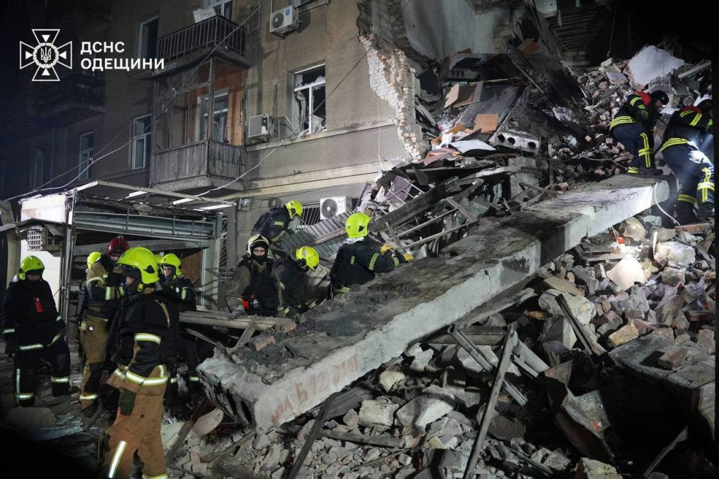Rescue workers clear debris at the site of a residential building hit during a Russian overnight attack on Odesa, January 27. (Photo: State Emergency Service of Ukraine in Odesa region)