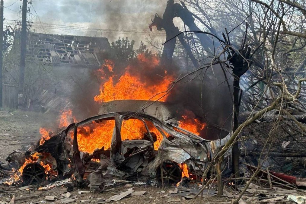 Deadly Russian Aerial Strike on Donetsk Region Leaves Three Killed, Four Injured Deadly Russian Aerial Strike on Donetsk Region Leaves Three Killed, Four Injured