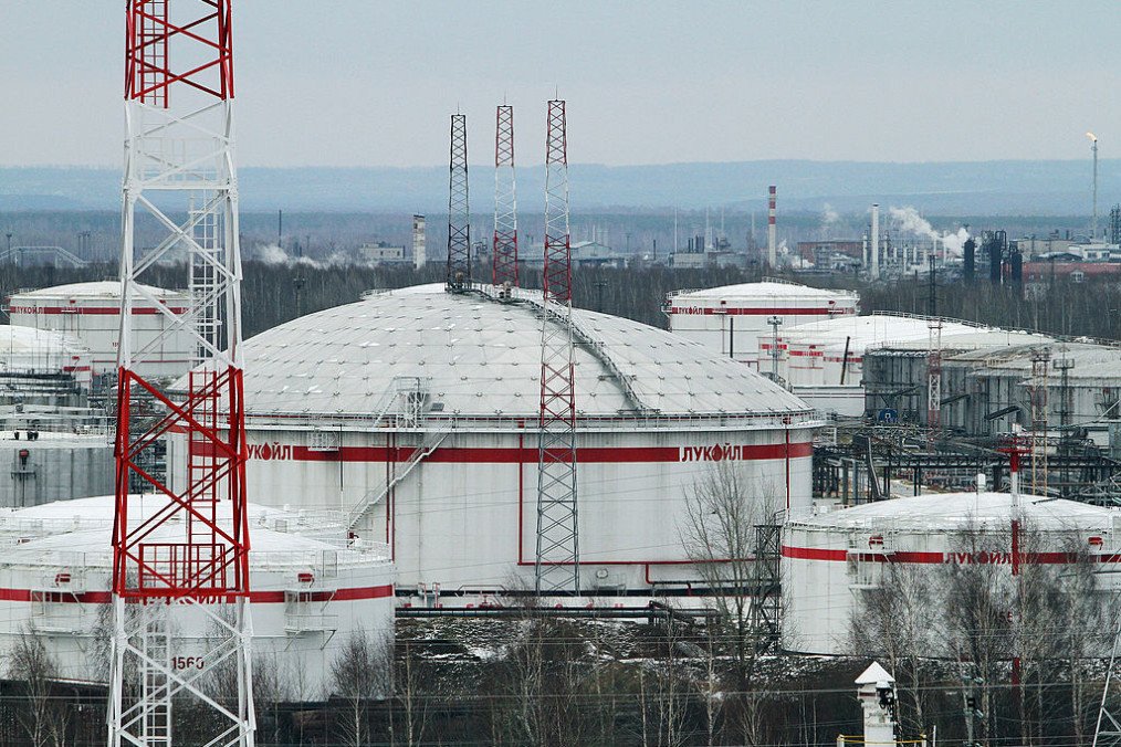 Fuel storage tanks owned by OAO Lukoil are seen at the Lukoil-Nizhegorodnefteorgsintez petroleum refinery in Kstovo, near Nizhniy Novgorod, Russia. (Source: Getty Images)