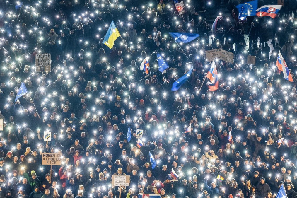 Zelenskyy Backs Slovak Protests Opposing Fico’s Pro-Russia Policies