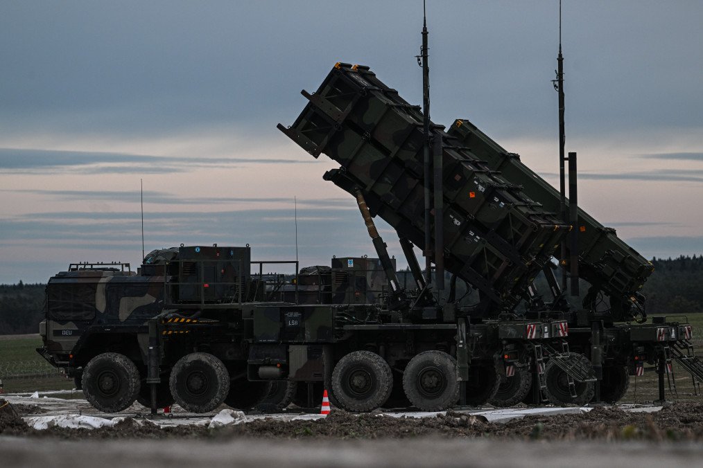 Lockheed Martin Warns of Delays in Patriot Missile Deliveries Amid Global Demand Surge Patriot launchers modules mounted on M983 HEMTT part of the US made MIM-104 Patriot surface-to-air missile system are pictured on a open field on February 18, 2023 in Zamosc, Poland. Illustrative photo. (Source: Getty Images)